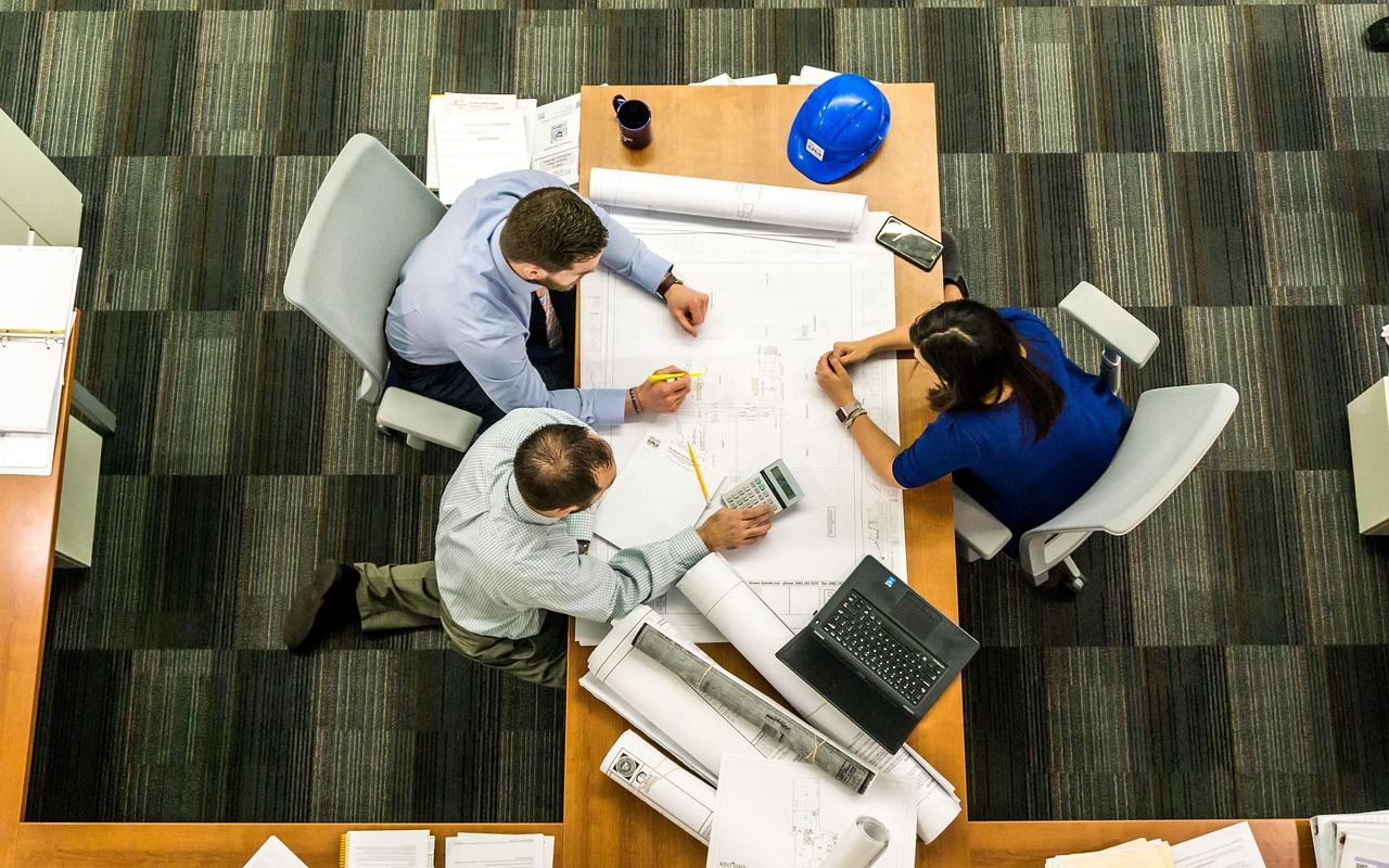 Spotkanie zespołu nad projektem (zdjęcie poglądowe)